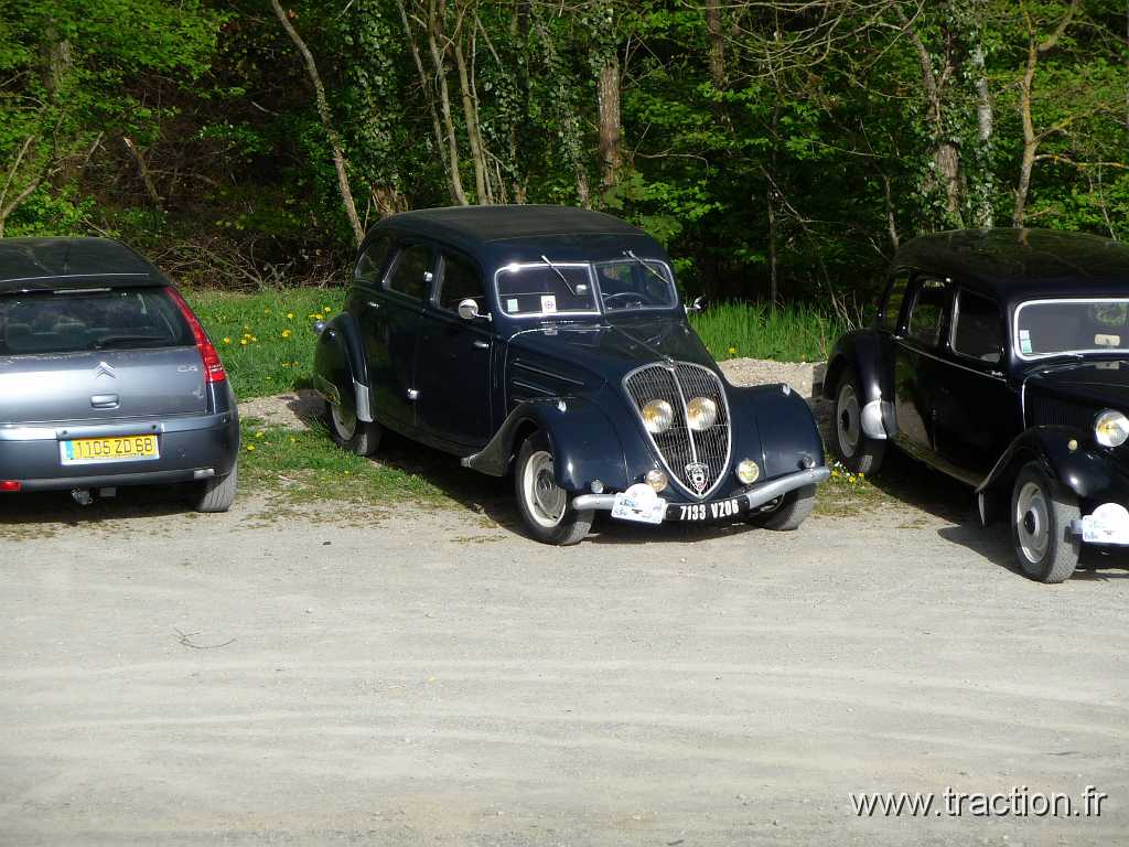 2011_04_Rodage (81).jpg - 10/04/2011 - 68053 MULHOUSE CEDEX Club de Véhicules Anciens d'Alsace Mulhouse 2ème Rodage Printanier, le barrage de Michelbach, Peugeot 402